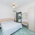 拉日斯登兹艾公寓酒店 3*